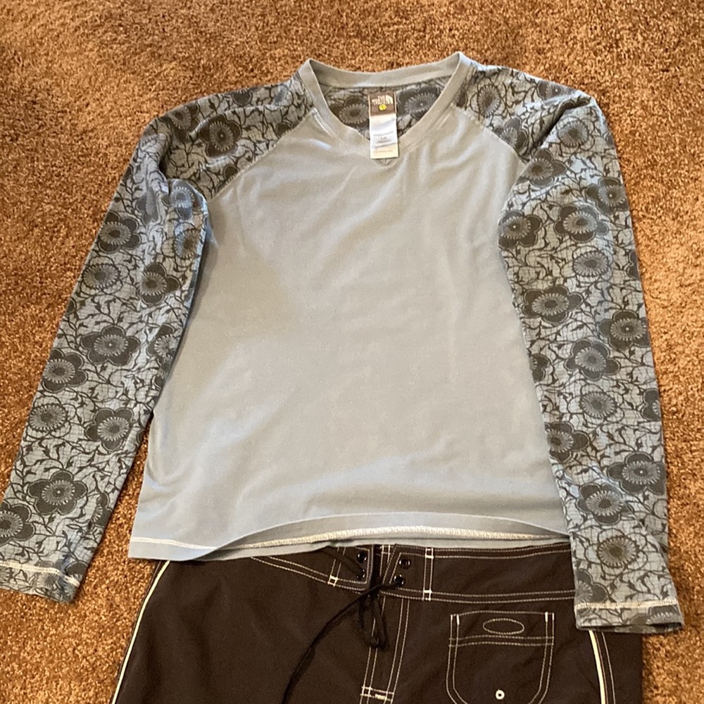 NORTH FACE 2 PIECE OUTFIT. NAVY AND MEDUIM BLUE. TOP IS A LARGE. SKIRT IS A 10 - Picture 8 of 8